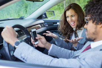 Naklejka premium Dont text and drive, girl yelling at her boyfriend