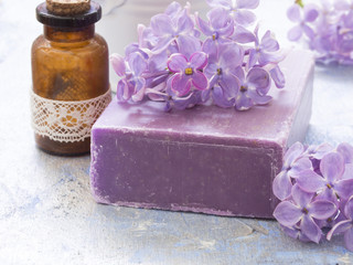 Obraz na płótnie Canvas cosmetics with lilac flowers