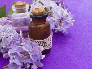 Obraz na płótnie Canvas cosmetics with lilac flowers