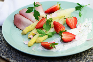 Weißer Spargel mit Schinken
