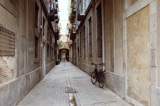 Bicicleta en una calle estrecha en la zona del puerto de Barcelona.