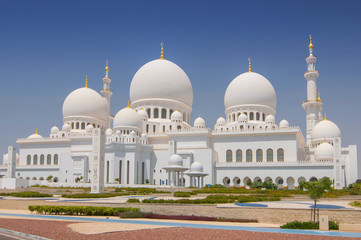 Fototapeta na wymiar Sheikh Zayed Grand Mosque in Abu Dhabi, the capital city of United Arab Emirates.