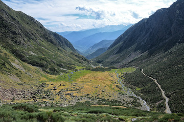 Valle entre montañas en el Pirineo catalán. Parque natural del alto pirineo.