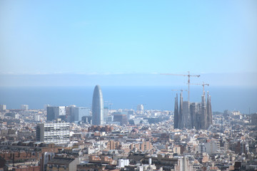 Vista panorámica de la ciudad de Barcelona co el mar de fondo.