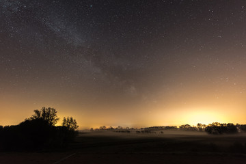 Fototapeta na wymiar feuchte Wiesen in dunkler Nacht mit Milchstraße