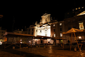 Fototapeta na wymiar Wien bei Nacht - Leere Marktstände am Hof