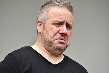 Fototapeta premium Śmierdzący mężczyzna rasy kaukaskiej