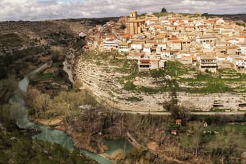 Obraz premium Panoramic of the village of Jorquera on the mountain and the river cabriel surrounding it