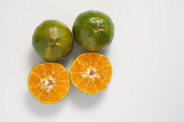 Obraz na płótnie Canvas Green orange fruit isolated on white background