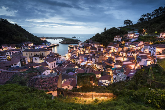 Vista Cudillero, pueblo pesquero de Asturias al anochecer (España)
