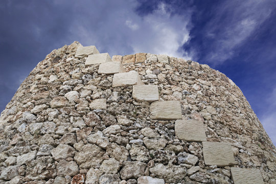 Muro di pietra di pietre naturali. Sfondo texture Brickwall.  Impiallacciature di pietra, parete di rivestimento in lastre impilate di  rocce naturali Foto stock - Alamy