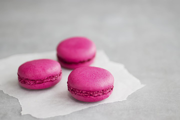 Macaroni cakes on a gray concrete background.