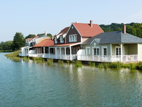Maisons typiques sur le lac de l'Ailette département de l'Aisne en France