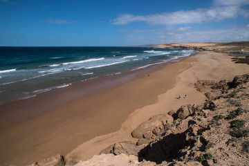costa oceano con persone e surfer