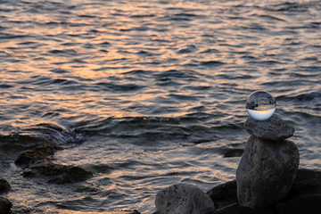 Arte attraverso la sfera di cristallo,tramonto capovolto