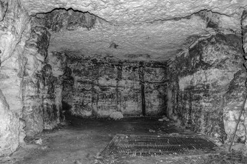 Fototapeta na wymiar Old cave or catacomb.