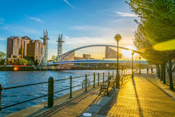 View of a footbridge in Salford quays in Manchester, England - obrazy, fototapety, plakaty
