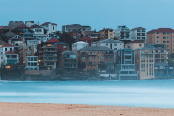 Fototapeta premium Morning blue hour view of North Bondi Beach, Sydney.