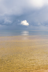 Fototapeta na wymiar The horizon of the Baltic with clouds