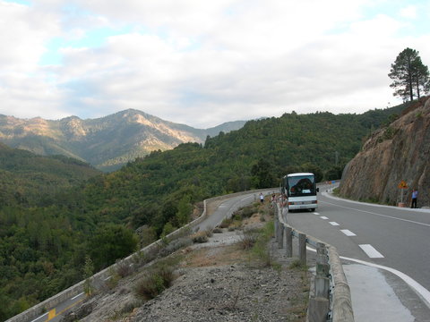 Autokar na drodze w interiorze Korsyki, Francja