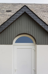 Modernes Bogenfenster Oberlicht aus PVC über einer Kunststofftür - Modern arched window PVC skylight above a plastic door