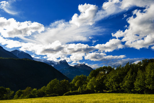 Paisaje de monta&ntilde;a, nubes, vegetaci&oacute;n, Abi, Huesca.