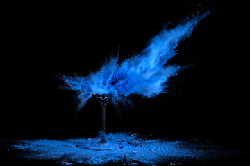 Glas mit Holipulver Blau