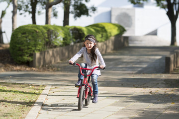 自転車で遊ぶ女の子