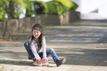 スケートボードで遊ぶ女の子
