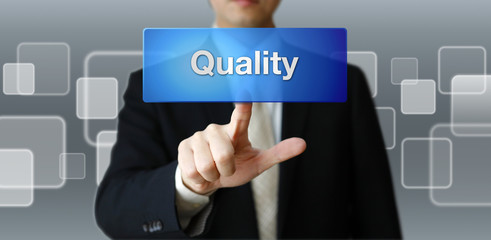 ボタンを押すビジネスマン（クオリティ）