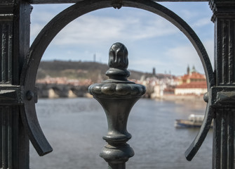 Blick durch das Geländer auf die Karlsbrücke und Prager Altstadt