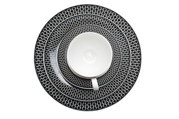 Белая кружка и черно-белые тарелки / White mug and black and white plates