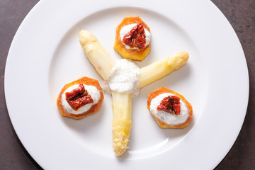 Spargel weiß sous vide mit Bratkaroffel und Tomate