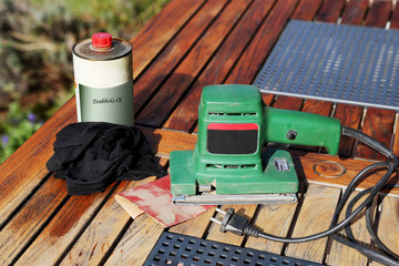 Schleifmaschine, Sandpapier und Holzöl