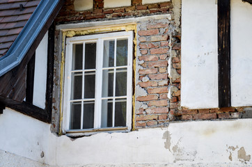 Fototapeta na wymiar Kastenfenster, alte Fenster, Haus sanieren