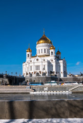 Fototapeta na wymiar The new building of Russian Orthodox Cathedral of Christ the Saviour and the Patriarchy bridge over the Moscow River in Moscow.