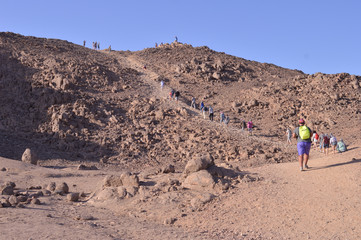 Туристы поднимаются в гору