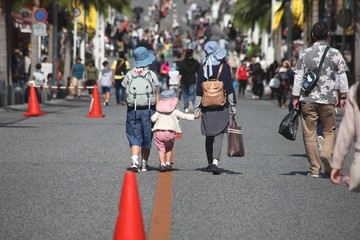 歩行者天国を歩く家族ずれ