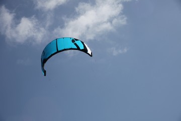 青空の中カイトサーフィンをたのしむ