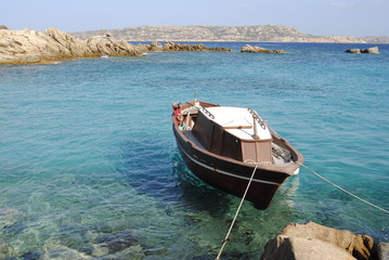 Obraz premium Embarcación en una cala de la Isla de Cerdeña, Costa Esmeralda, Italia