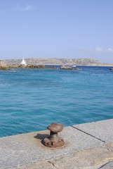 Bahía, cala, de agua tuquesa, transparente, en Cerdeña, Sardignia, Italia