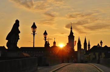 Würzburg, , Alte Mainbrücke, Sonnenaufgang