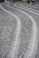 Calle de Porto Rottondo, en Cerde?�a, Sardignia, adoquinada con dise?�o de peces, pez,...