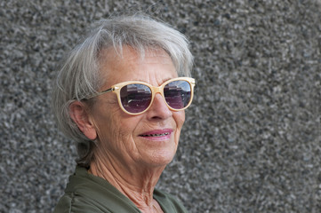 ausdrucksstarkes Frauen Gesicht äter mit Falten