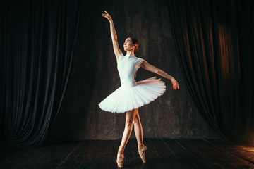 Fototapeta premium Pełen wdzięku taniec baletnicy w klasie baletu