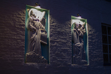La noche en el monasterio