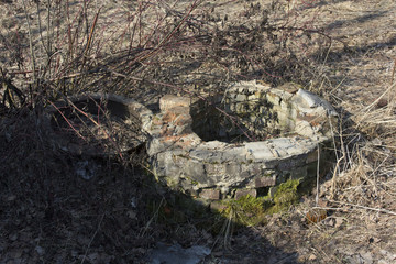 Obraz premium old abandoned well in dry field