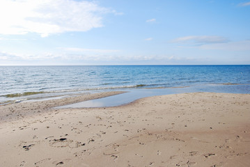 Fototapeta na wymiar Beautiful sand beach and blue water