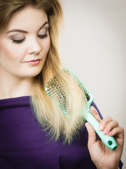 Obraz premium Woman brushing her long hair with brush