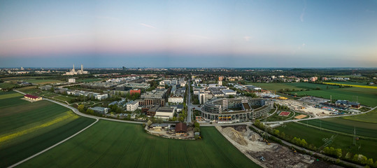 Unterföhring aus der Vogelperspektive als Aerial zum Sonnenaufgang mit einem Feld im Vordergrund
